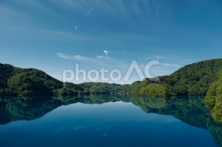 鎧畑ダム　秋扇湖の湖面反射する山の風景 鎧畑ダム,秋扇湖,秋田の写真素材