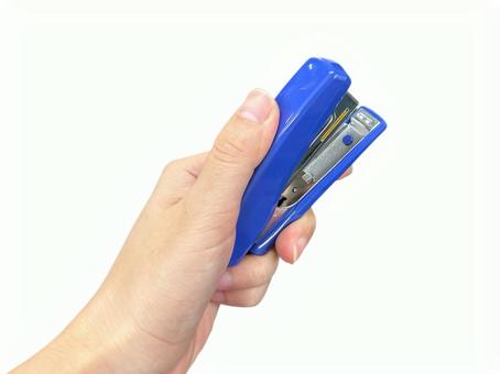 事務用品 事務用品 ホッチキス,手,事務用品の写真素材