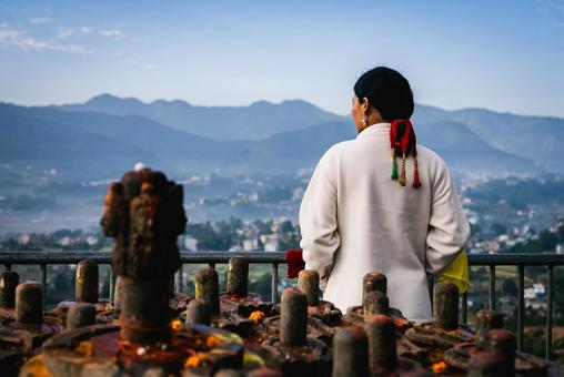 シヴァ神の象徴(シヴァリンガ)と山の景色 ネパール,カトマンズ渓谷,山の風景の写真素材
