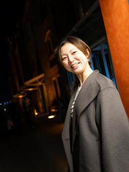 30:帰宅する女性 30:帰宅する女性 夜,帰宅,住宅街の写真素材