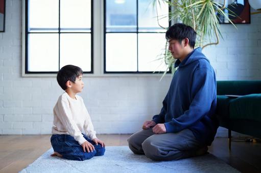 向かい合って正座する親子 向かい合って正座する親子 親子,男の子,小学生の写真素材