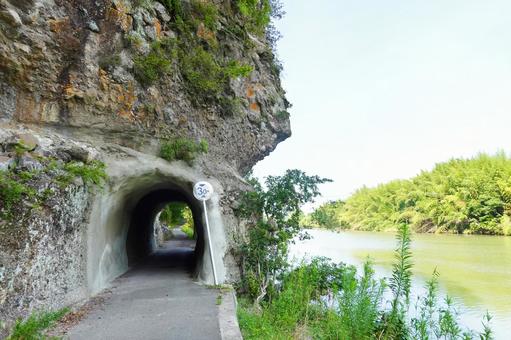 薬師堂の櫻の道と駅館川 薬師堂の櫻の道と駅館川 櫻の道,隧道,手彫りの写真素材