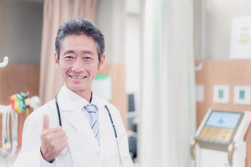 グッドサインをするベテランのドクター グッドサインをするベテランのドクター がん保険,診断,コピースペースの写真素材
