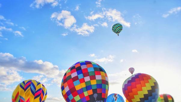 熱気球の出発 熱気球,出発,青空の写真素材