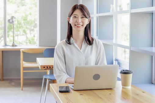 デザイナーズオフィスで働く人々 デザイナーズオフィスで働く人々 カフェ,女性,ビジネスウーマンの写真素材