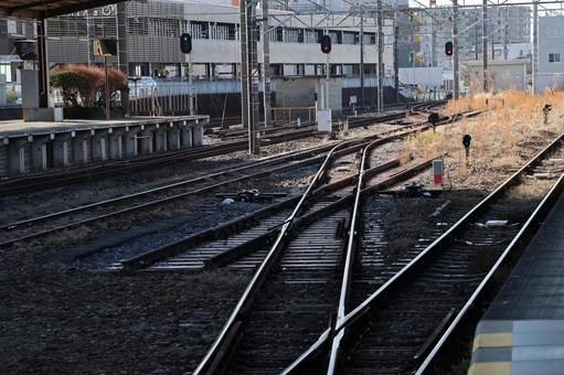 交差する線路のレールと駅のホームの風景 交差,線路,レールの写真素材