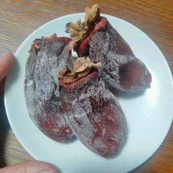 粉がふいて甘い自家製干柿 粉がふいて甘い自家製干柿の写真