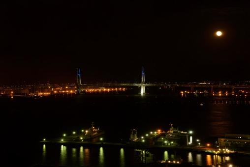 ベイブリッジと月① ベイブリッジと月①の写真
