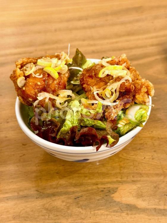 油淋鶏丼　ご飯にのせた油淋鶏 定食,油淋鶏,食堂の写真素材