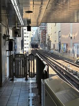 電車を待つ 電車を待つの写真