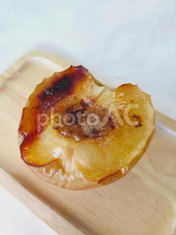 りんごの半分で作った焼きりんご 焼きりんご,りんご,スイーツの写真素材