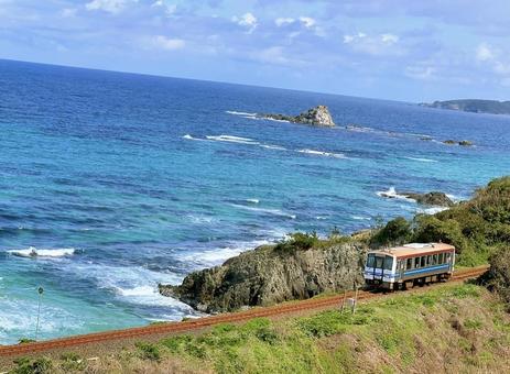JR山陰本線 海を走る列車 JR山陰本線 海を走る列車の写真