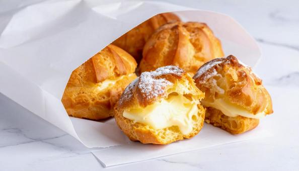 クリームたっぷりのシュークリーム クリームたっぷりのシュークリームの写真
