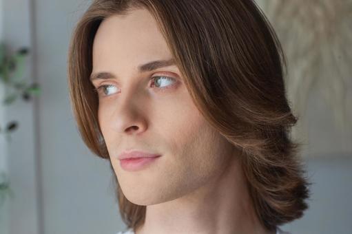 視線を横に向けている男性 男性,外国人,欧米人の写真素材