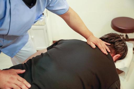 首元をマッサージされる男性 整骨院,施術,男性の写真素材