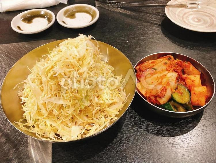 日本、焼き肉屋のキムチと千切りキャベツ 日本,東京,焼き肉屋の写真素材