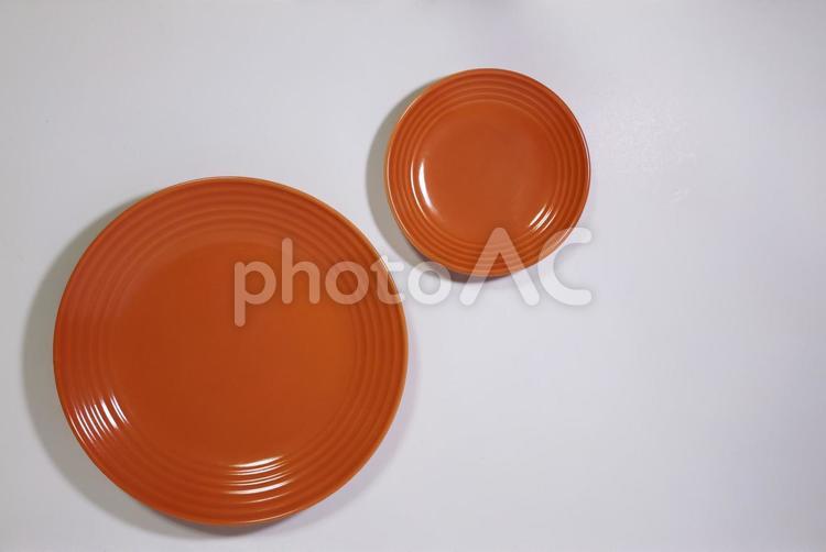 大きいお皿と小さいお皿 皿,オレンジ色,食欲の写真素材