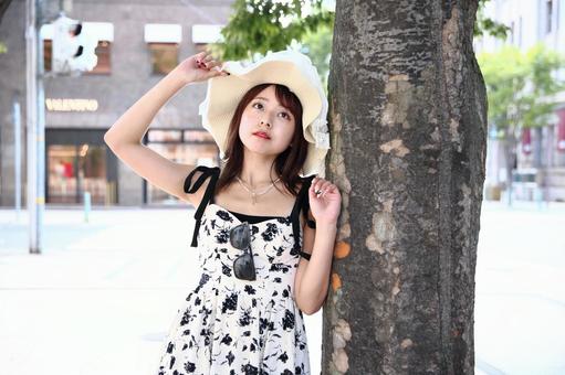 木陰で景色を眺める女性 木陰で景色を眺める女性 女性,美人,サングラスの写真素材