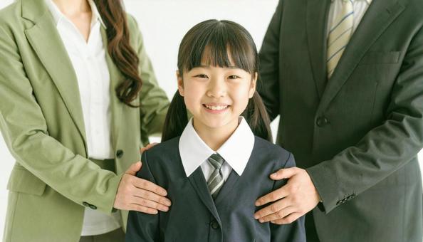 仲良しの制服の子供と両親のポートレートの写真