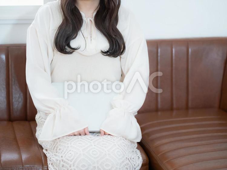 24：ノートパソコンを持つ女性の手元 パソコン,手元,在宅勤務の写真素材