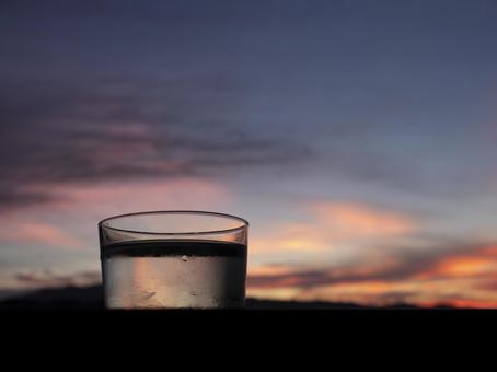 茜雲に揺れる宵の酒 茜雲に揺れる宵の酒の写真