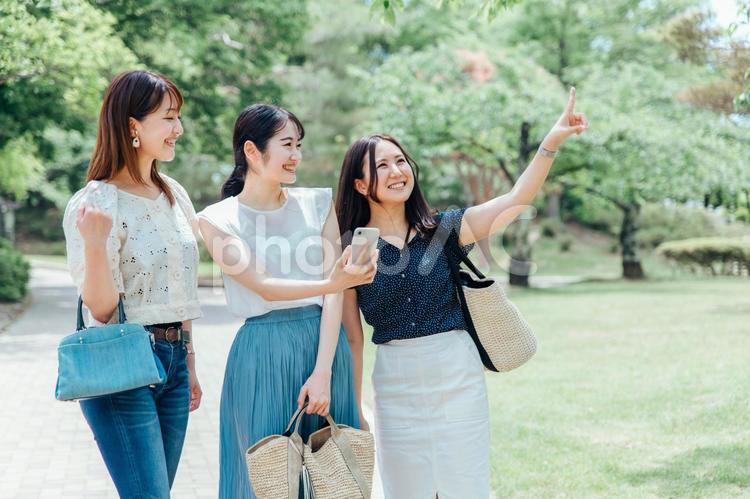 旅行する女性たち（スマホ・アプリ） 旅行,スマホ,観光の写真素材