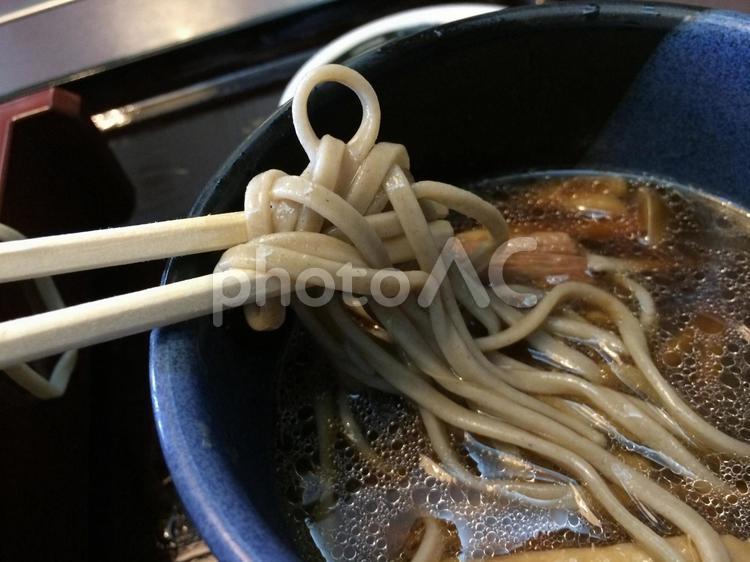 鴨せいろのつゆにつけた蕎麦の麺リフト 麺リフト,左利き,麺の写真素材