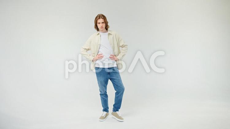 腰に手を当て怒っている男性 男性,怒る,怖いの写真素材