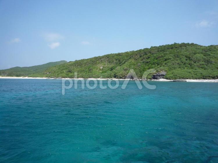 青い空と緑の自然背景のエメラルドグリーンの沖縄の海 海,山,コバルトブルーの写真素材