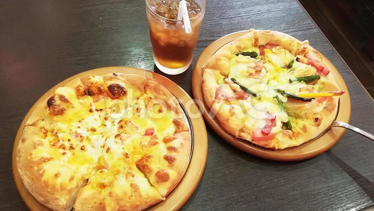 チーズたっぷりのおいしいピザとドリンク ピザ,チーズ,ドリンクの写真素材
