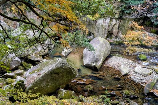 花崗岩の巨岩が連なる神話の舞台、鬼の舌震 花崗岩の巨岩が連なる神話の舞台、鬼の舌震の写真
