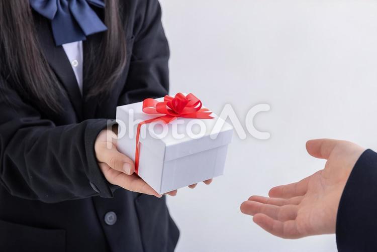 女子学生がプレゼントを渡す手元 プレゼント,女子学生,ギフトの写真素材