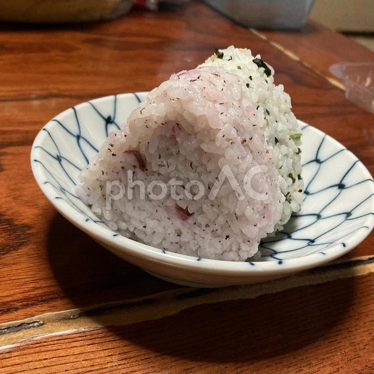 梅しそおむすびと野菜おむすび おむすび,おにぎり,ご飯の写真素材