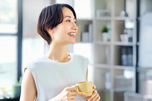 コーヒーを飲むビジネスウーマン オフィス コーヒーを飲むビジネスウーマン オフィス ビジネスウーマン,リラックス,飲み物の写真素材