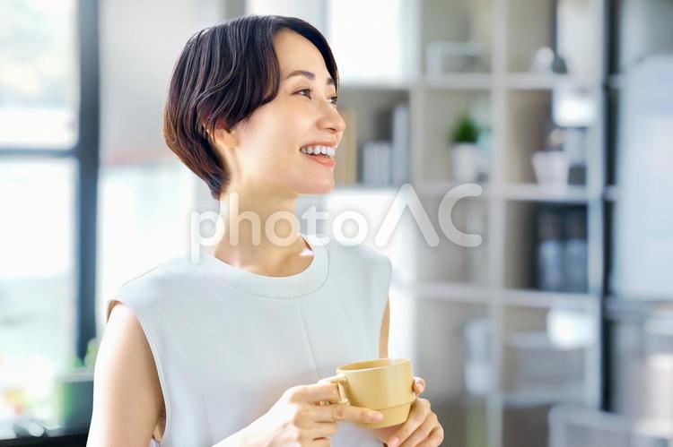 コーヒーを飲むビジネスウーマン　オフィス オフィス,ビジネス,ビジネスウーマンの写真素材