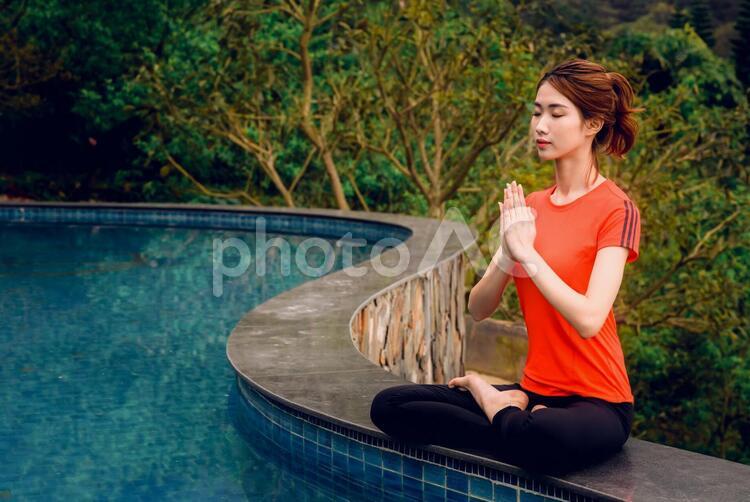 自然の中のプールのヘリでヨガをする女性18 ヨガ,女性,台湾人の写真素材