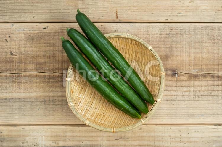 籔ときゅうりと木材背景 きゅうり,夏野菜,野菜の写真素材