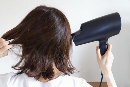 ドライヤーで髪の毛を乾かす女性 ドライヤー,髪の毛,乾かすの写真素材