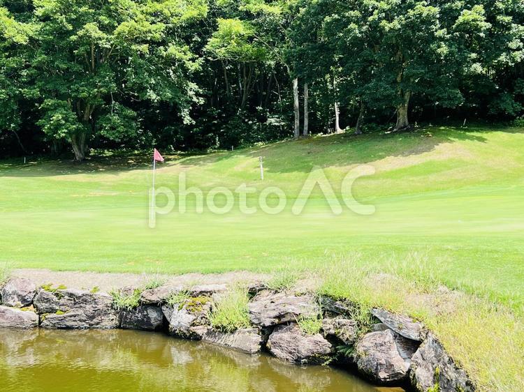 緑豊かなゴルフコースの池と芝生 ゴルフ場,ゴルフコース,水上高原ゴルフコースの写真素材