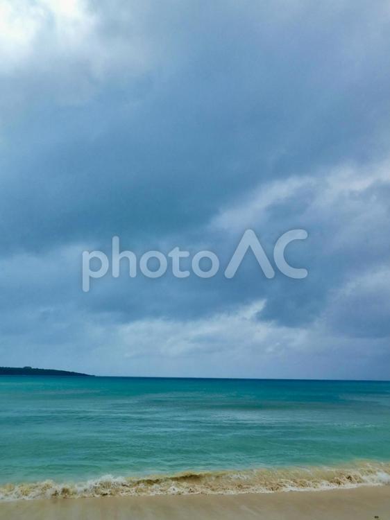 沖縄県宮古島　綺麗な海と波打ち際 沖縄,宮古島,海の写真素材