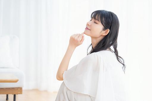 リビングでスキンケアをするミドルの女性 リビングでスキンケアをするミドルの女性 ビューティー,スキンケア,女性の写真素材