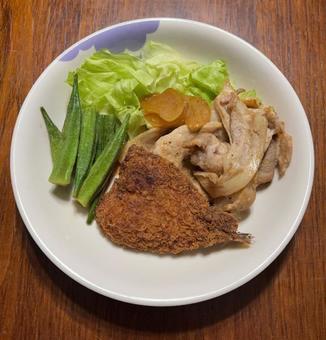 鯵フライと豚肉の生姜焼きとオクラとレタス 鯵フライと豚肉の生姜焼きとオクラとレタスの写真