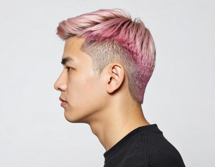 横顔の男性 ピンクメッシュ髪の写真