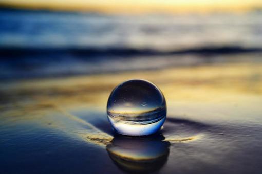 水晶玉越しの与那覇前浜の美しい夕焼け 水晶玉越しの与那覇前浜の美しい夕焼けの写真