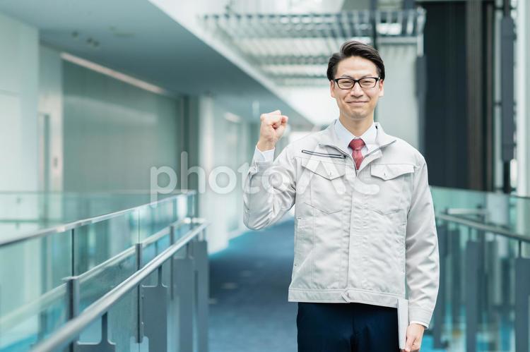 オフィスで働く男性エンジニア 日本人,人物,男性の写真素材
