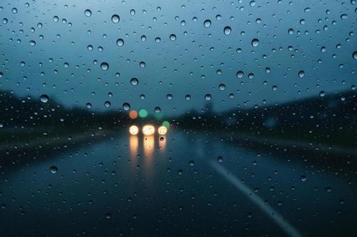 夜の道路とサイドガラスの雨粒 夜の道路とサイドガラスの雨粒の写真