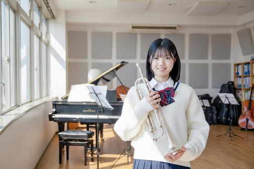トランペットを持つ女子生徒 トランペットを持つ女子生徒 女子生徒,学生,中学生の写真素材