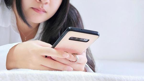 スマホを見ている女性 スマホを見ている女性 スマホ,スマートフォン,スマホ操作の写真素材