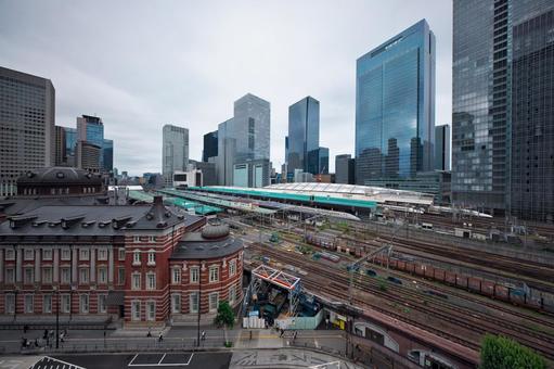 東京駅丸の内駅舎と八重洲の高層ビル群 東京駅丸の内駅舎と八重洲の高層ビル群 東京駅,丸の内駅舎,レンガ造りの写真素材