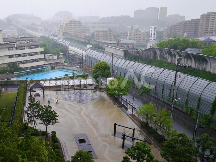 梅雨時のマンション街 雨降り,長雨,雨模様の写真素材